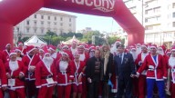 Ieri, a Pescara, 490 podisti vestiti da Babbo Natale hanno raccolto fondi per la cure mediche dei bambini del Corno d'Africa e la mensa Caritas