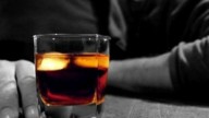 Lo afferma il rapporto Istat, secondo il quale diminuiscono i consumatori di alcolici, nonostante l'aumento di quanti lo consumano fuori pasto