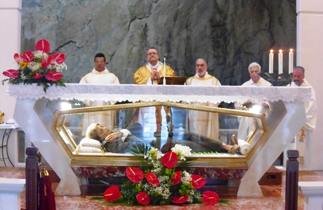 Messe feires på alteret i Pescosansonesco hvor hans relikvier oppbevares