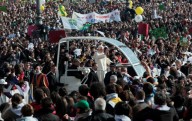 La Papa mobile, con a bordo Papa Francesco, gira tra i fedeli in piazza San Pietro