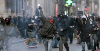 La democrazia che “cade in basso”