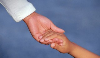 Una famiglia affianca una famiglia