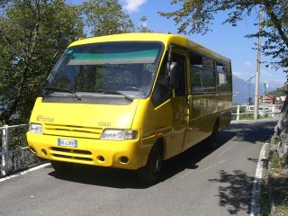 Senza personale, il sindaco guida lo scuolabus