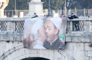 Nello spot il Papa bacia l’Imam: shock in Vaticano
