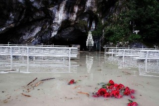 Alluvione a Lourdes: grotta riaperta domani
