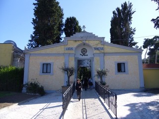 Ognissanti e defunti tra lumini e crisantemi