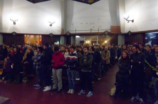 Giovani e pescatori uniti con Maria