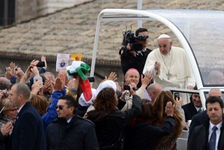 “La Chiesa deve spogliarsi della mondanità”