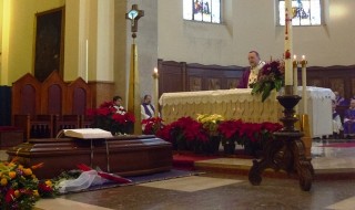 “In sofferenza come uomo forte che cammina nel tempo”