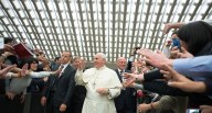 Papa Francesco entra nell'Aula Paolo VI e saluta i fedeli