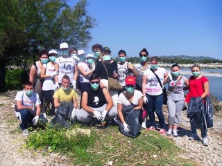 Gli studenti ripuliscono il fiume Saline