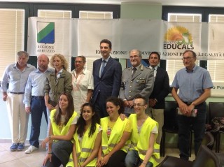 Studenti al lavoro per tutelare la pineta pescarese