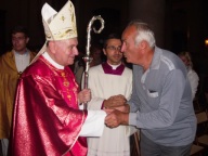 Il cardinale Comastri saluta i fedeli