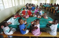 Bambini a mensa in un Paese in via di sviluppo