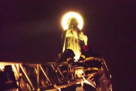 I Vigili del Fuoco di Pescara incoronano la statua della Madonnina