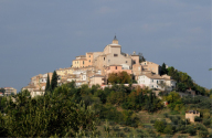 Una visuale di Collecorvino, dominata dal campanile di Sant'Andrea Apostolo