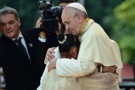 Papa Francesco abbraccia la bambina che gli ha posto la domanda