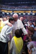 Papa Francesco saluta e abbraccia personalmente alcune famiglie