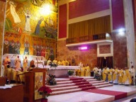 L'altare gremito dai sacerdoti concelebranti