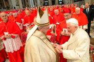 Papa Francesco saluta il predecessore Benedetto XVI durante il Concistoro