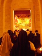 Alcune suore fanno ingresso nella chiesa dello Spirito Santo