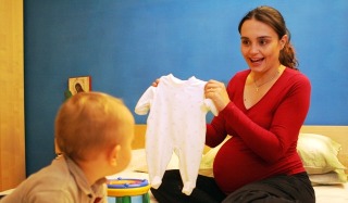 “Basta con le elemosine alle famiglie, diamo uno stipendio ad ogni mamma”