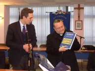 Il libro sulla storia di Montesilvano donato dal sindaco Maragno a mons. Valentinetti