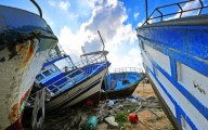 Alcuni barconi, utilizzati per il trasporto dei migranti, abbandonati