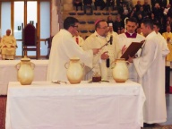 L‘arcivescovo Valentinetti benedice e consacra gli oli sacri