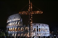 Il Colosseo, come da tradizione, ha ospitato la celebrazione della Via Crucis