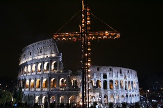 Via Crucis al Colosseo: Papa Francesco ha affidato i testi a un gruppo di giovani