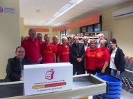 I volontari dell'Emporio con don Marco Pagniello e l'arcivescovo Valentinetti