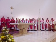 L‘altare con i sacerdoti concelebranti e l‘arcivescovo Valentinetti