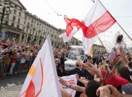 L'arrivo di Papa Francesco in piazza Vittorio, a bordo della jeep
