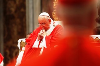 “Quante forze cercano di annientare la Chiesa, che rimane viva e feconda”