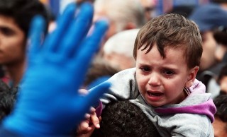 In marcia scalzi sul Ponte del mare in difesa dei migranti
