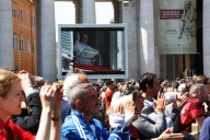Fedeli in piazza San Pietro per l'Angelus