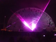 Il palco, a forma di conchiglia, illuminato dai laser all'ex Cofa