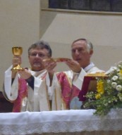 don Maurizio Sonaglia, diacono permanente, assiste l'abate Santuccione
