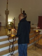 L'accensione di una candela. in memoria delle vittime dei viaggi della speranza