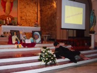 L'altare della parrocchia del Sacro Cuore, con la rappresentazione della parabola del Buon Samaritano