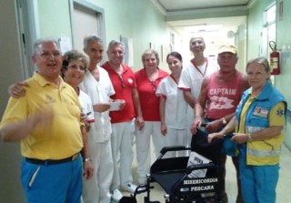 Acquistano e donano una sedia a rotelle raccogliendo tappi