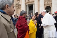 Papa Francesco saluta esponenti di altre fedi