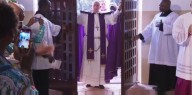 Papa Francesco completa l'apertura della Porta santa
