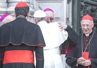 Papa Francesco saluta l'arcivescovo Cesare Nosiglia e il cardinale Angelo Bagnasco