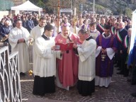 L'arcivescovo Valentinetti apre il rito d'apertura della Porta santa sul sagrato del Beato Nunzio
