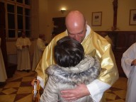 L'abbraccio del parroco don Antonio Del Casale a Carla