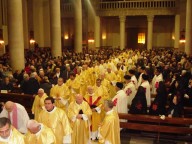 I sacerdoti diocesani, dopo aver varcato la Porta santa, fanno ingresso in Cattedrale