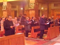 I fedeli in preghiera con l‘arcivescovo Valentinetti