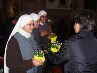 I fiori consegnati ai religiosi e alle religiose presenti